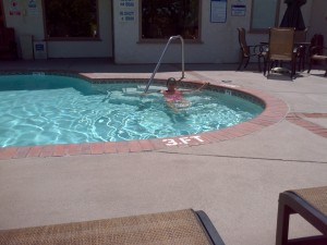 Marion allein im Pool