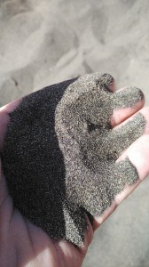 schwarzer pulvriger Sand