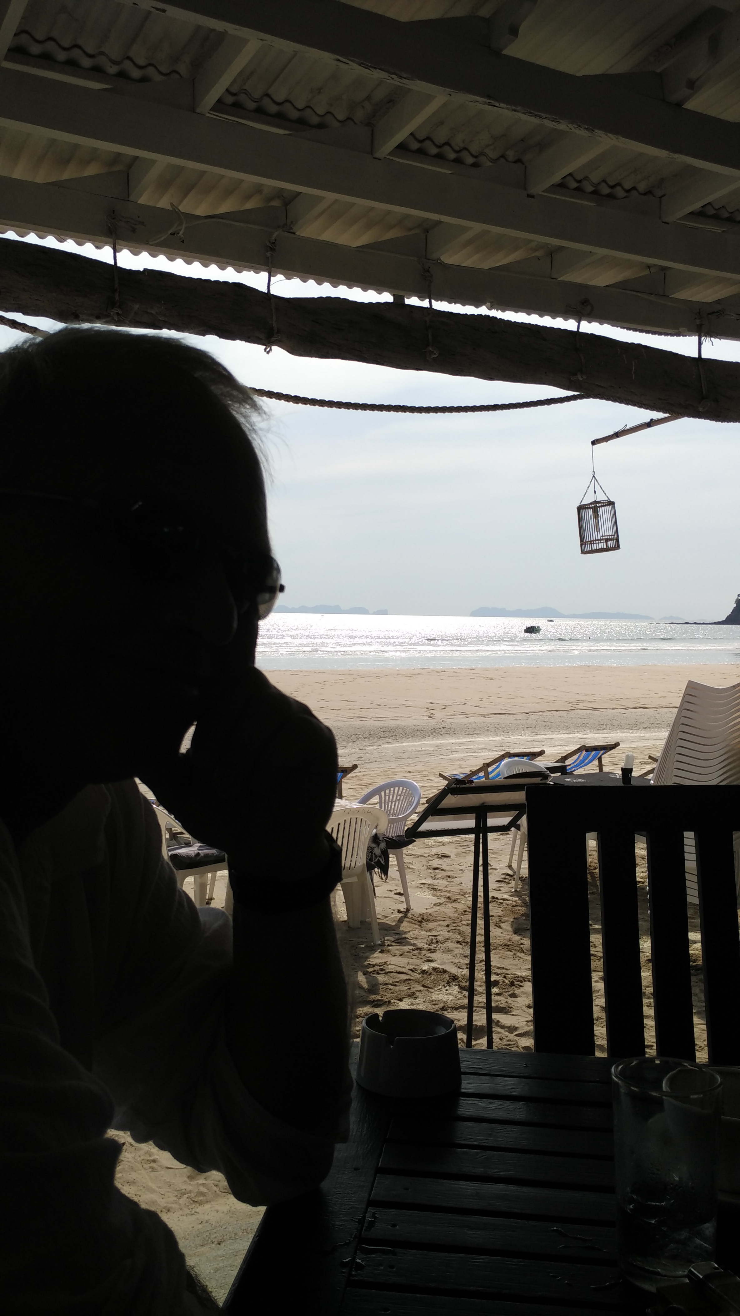 in der Bar neben unserem Bungalow beim Kaffee und Fruitshake